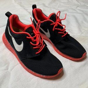 Black and red nike roshe runs size 7.5 men, 9 women